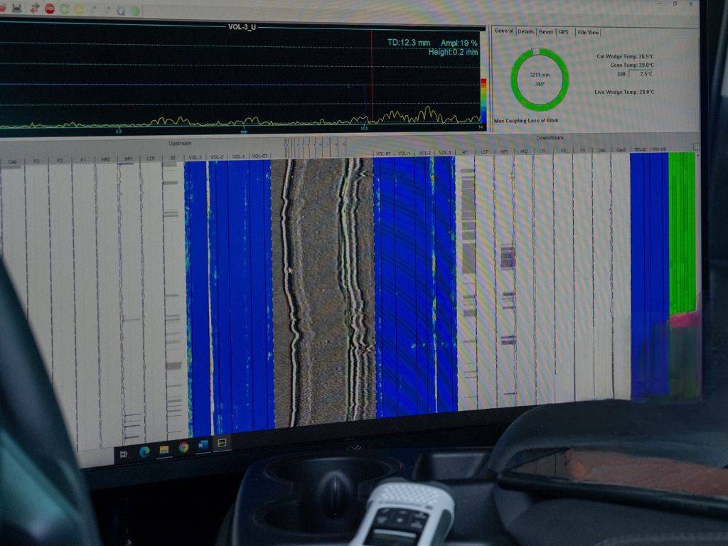 Phased array ultrasonic testing software displaying a cross-sectional weld scan