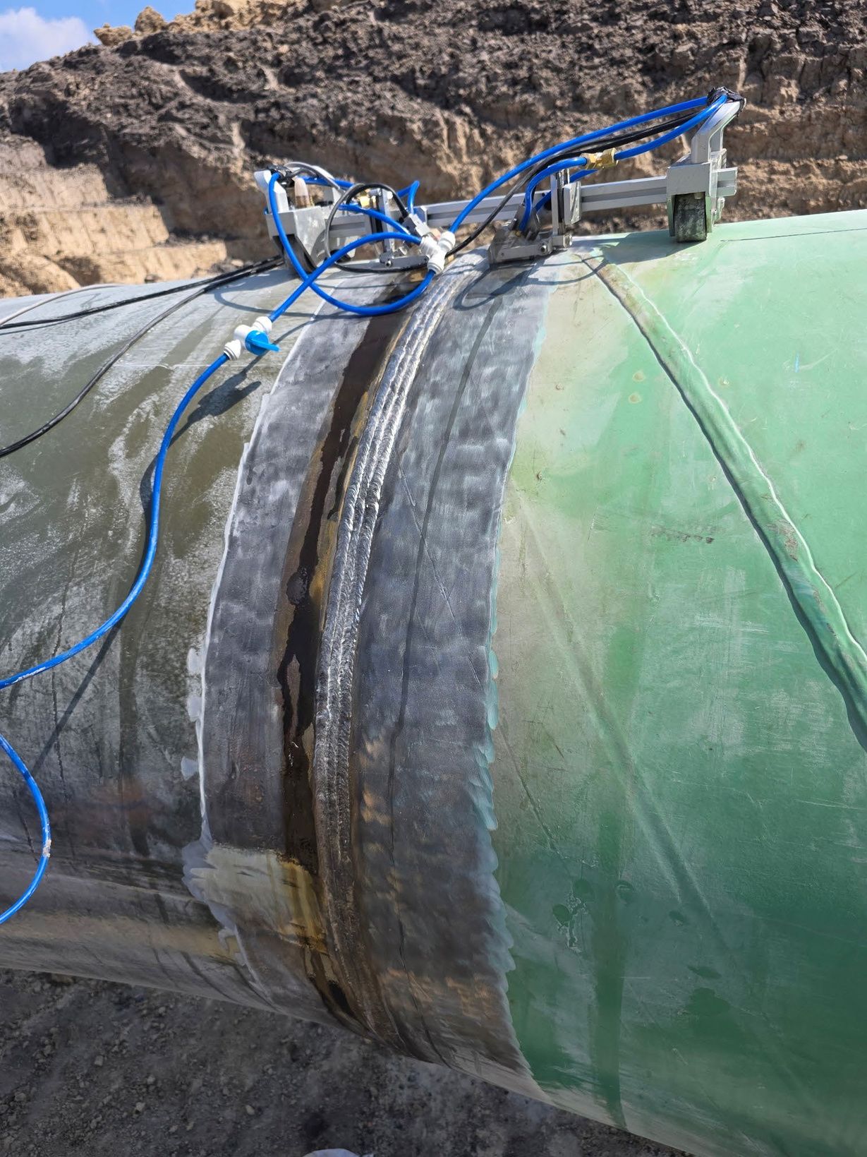 Automated ultrasonic scanner bands clamped on pipe girth welds